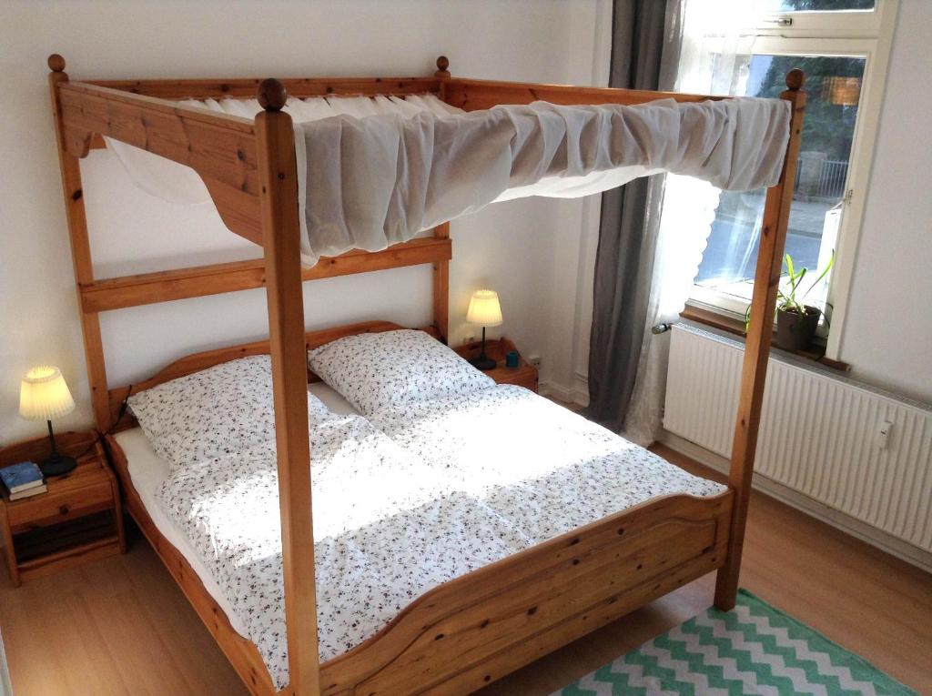 1 dormitorio con litera y colchón blanco en Wanderlust, en Bad Harzburg