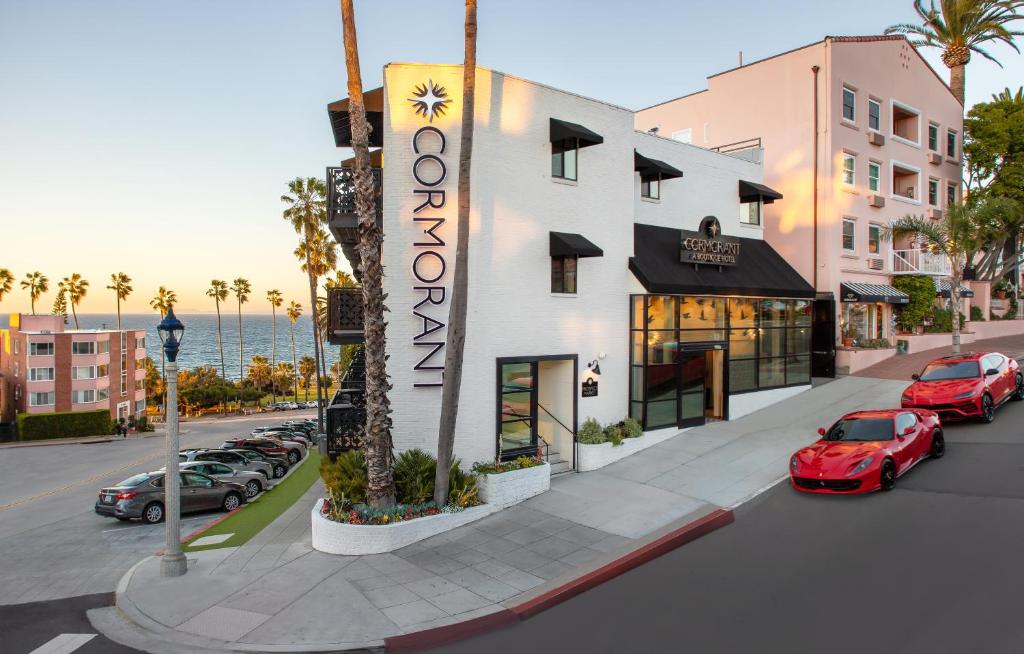 een weergave van een straat met auto's geparkeerd buiten een hotel bij Cormorant Boutique Hotel in San Diego
