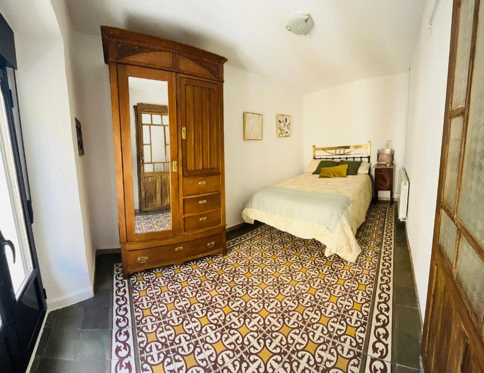 Posteľ alebo postele v izbe v ubytovaní Casa Santa María 2 con jardín y barbacoa