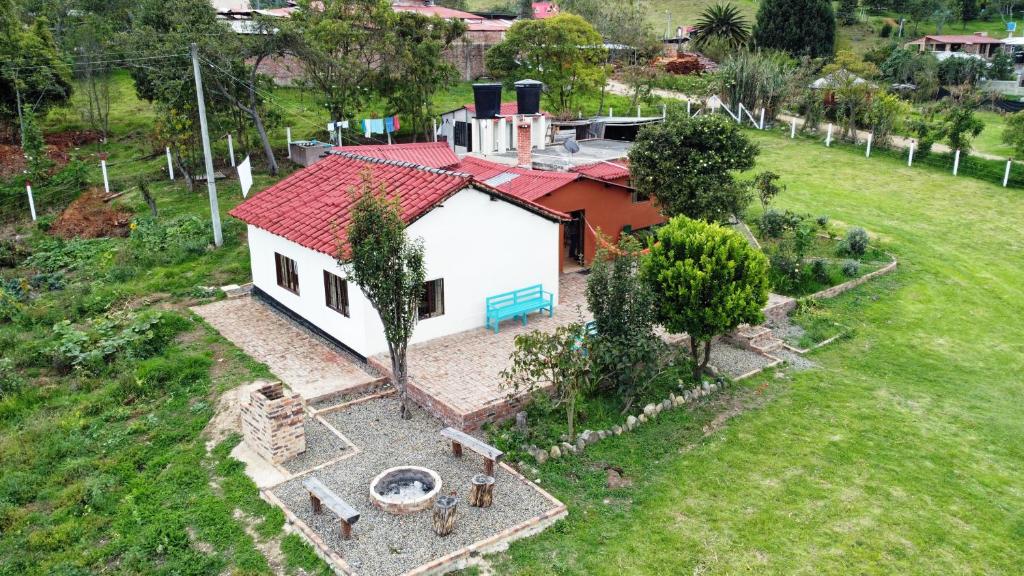 una vista aérea de una pequeña casa blanca con techo rojo en Cómoda Casa de campo con excelente ubicación en Sogamoso