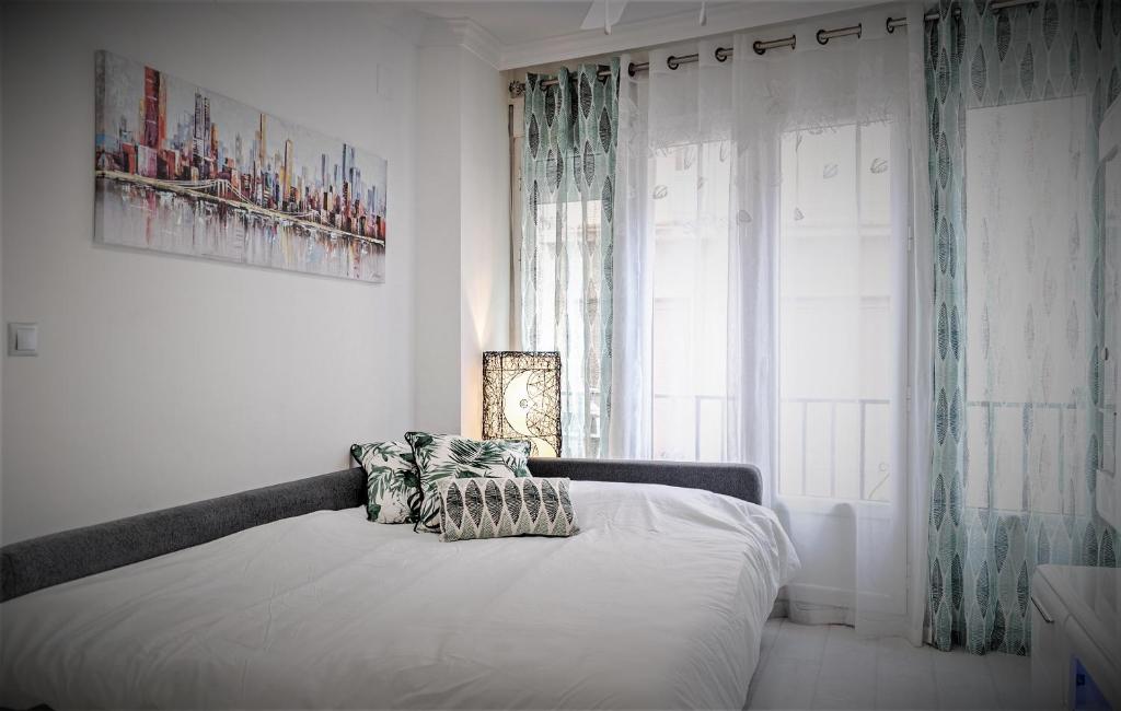 A bed or beds in a room at Apartamento Bazán Granada