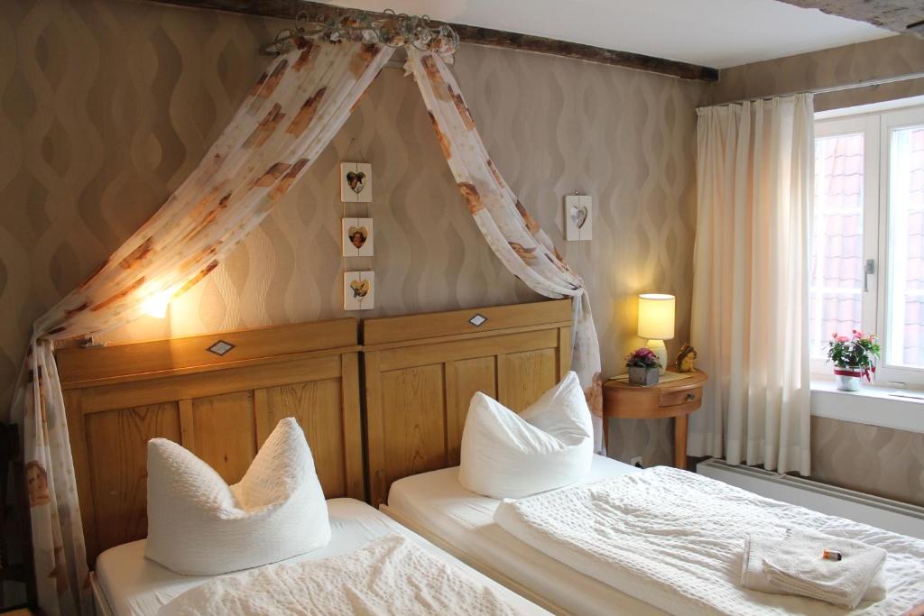 - une chambre avec 2 lits et un lit à baldaquin dans l'établissement Ferienhaus Wiethüchter, à Lübeck