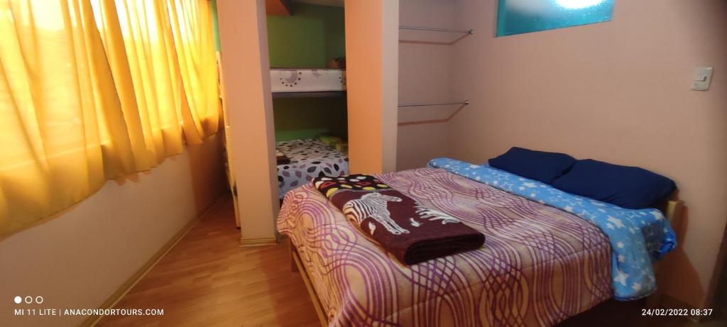 庫斯科的住宿－Anacondor Tours & House，一间小卧室,卧室内配有一张床铺