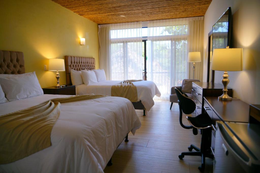 En eller flere senge i et værelse på Hotel Poza Blanca Lodge