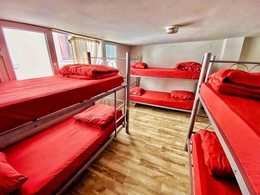 Postel nebo postele na pokoji v ubytování Lola backpacker's Hostel