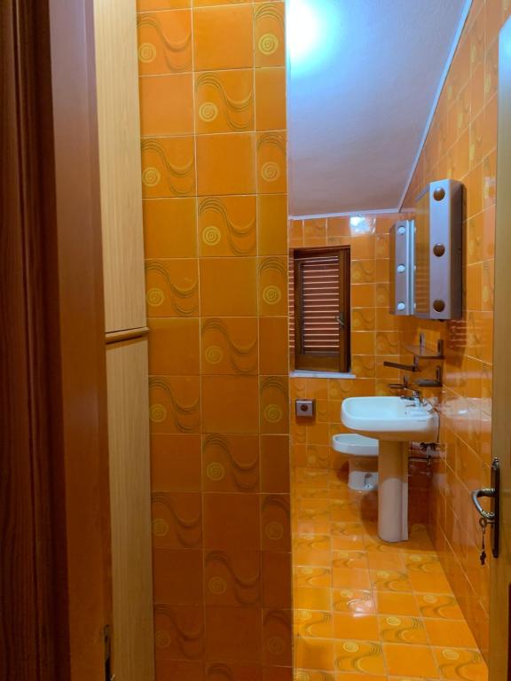 baño con 2 aseos y lavamanos en Casa vacanze Antolia en Abatemarco