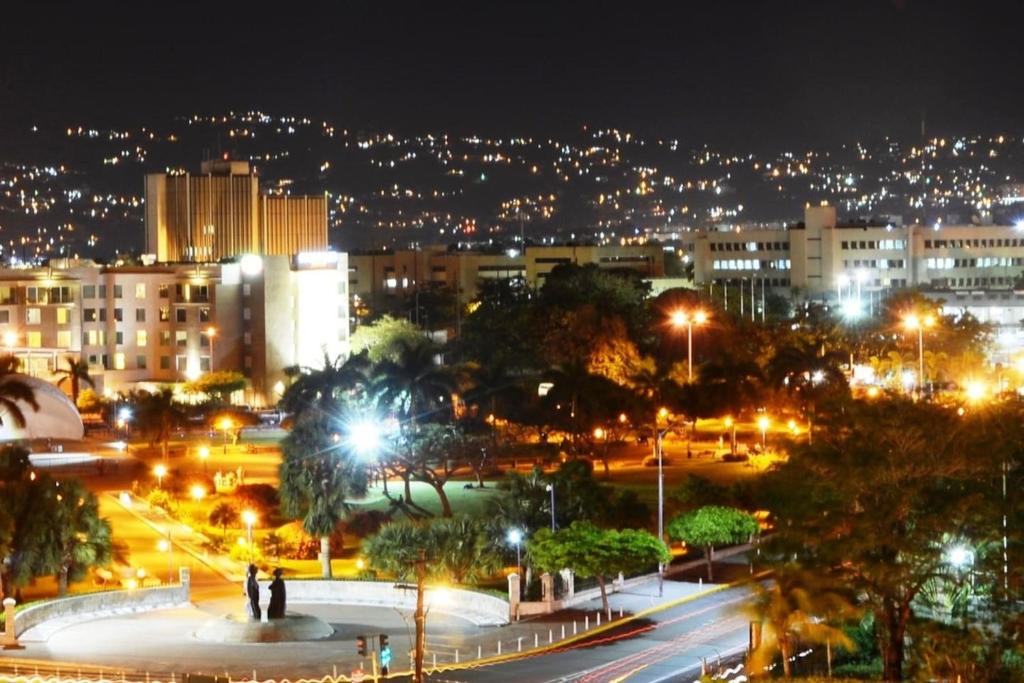 widok na miasto w nocy z oświetleniem w obiekcie Royal Suites VR - New Kingston, Family Suite w mieście Kingston