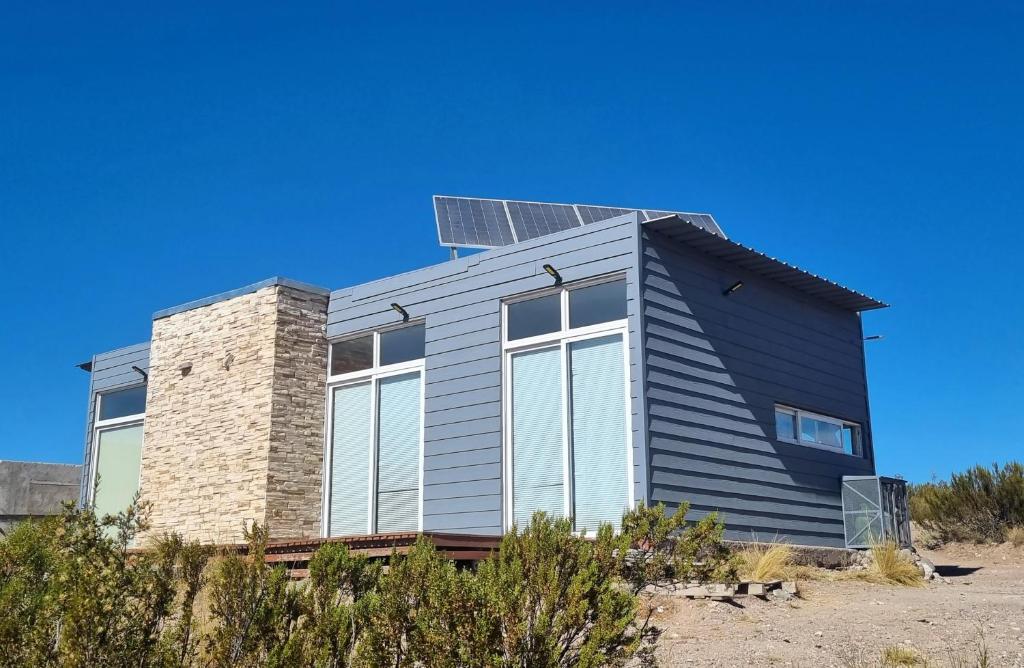 una casa con un panel solar encima en Piuquenes Potrerillos en Potrerillos
