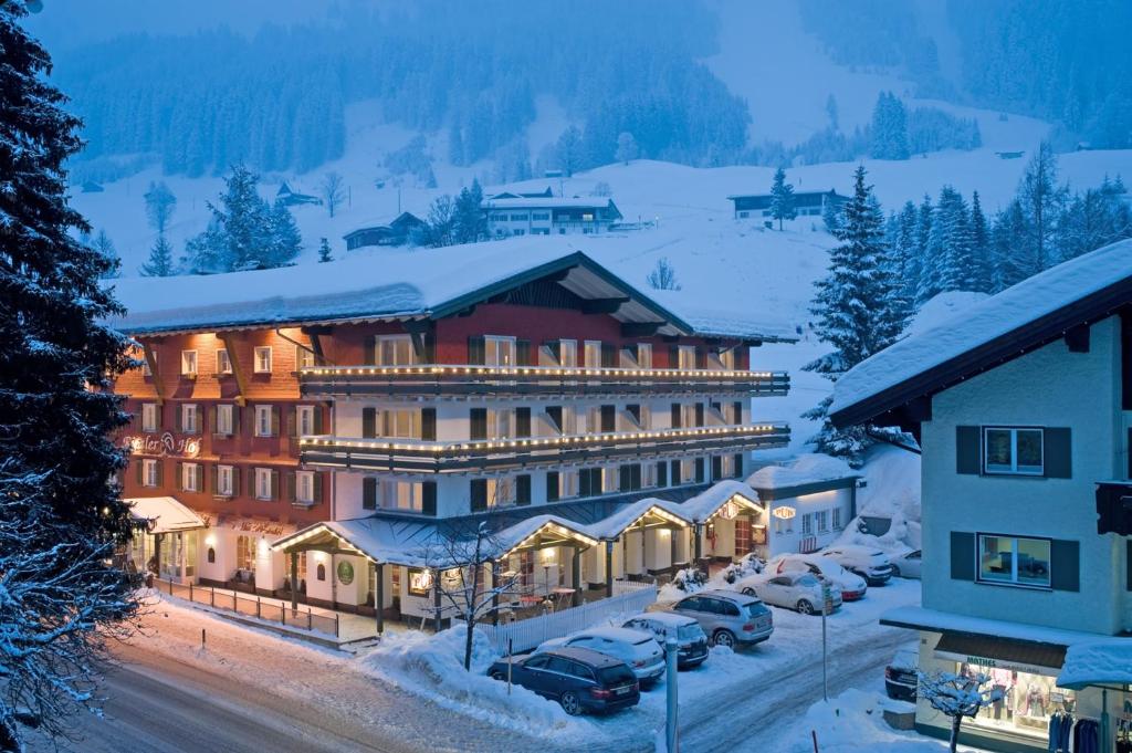 een hotel in een skigebied in de sneeuw bij Hotel Riezler Hof in Riezlern