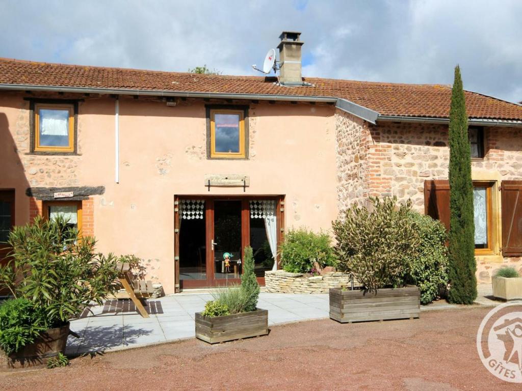 Maison en pierre avec charme rustique, terrasse privée, jardin arboré et proximité du lac de Cublize - FR-1-496-82 - Housity