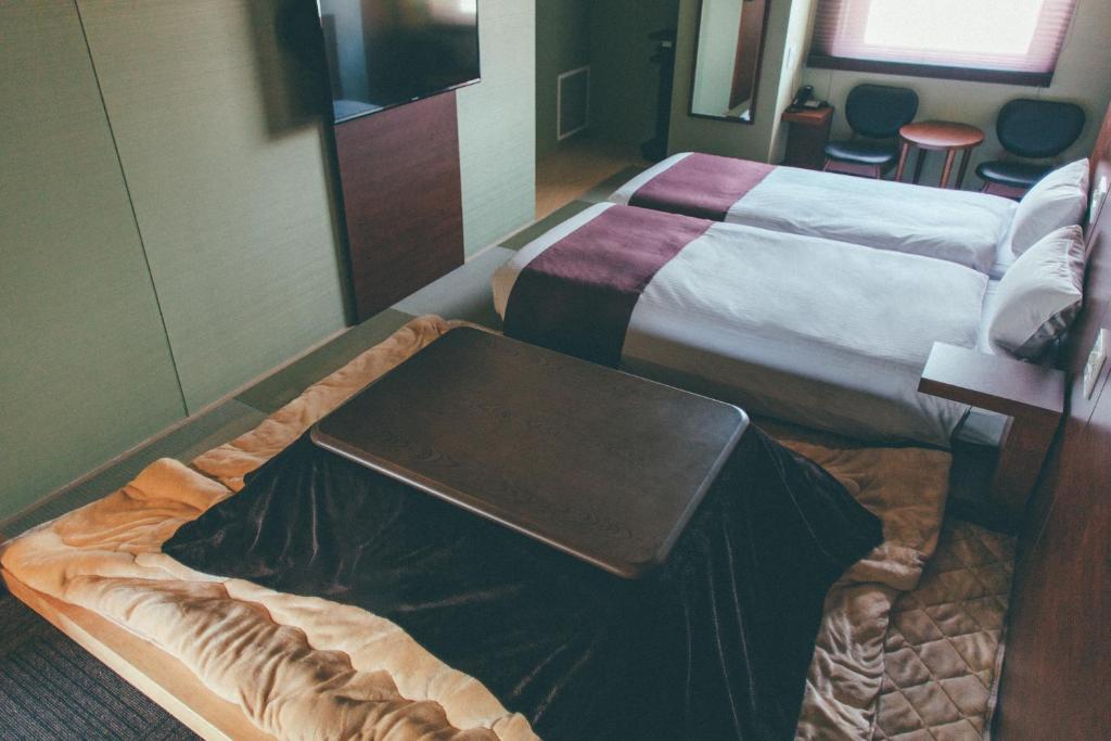 เตียงในห้องที่ Hotel Kuretakeso Takayama Ekimae