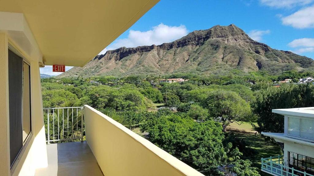 Diamond Head Beach - Queen Studio with Balcony / Ocean View
