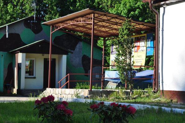 un bâtiment avec un auvent sur son côté dans l'établissement Galeria PRL, à Borne Sulinowo