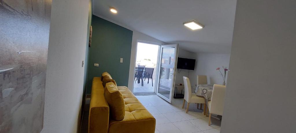 Televízia a/alebo spoločenská miestnosť v ubytovaní Apartmani Fran Vir