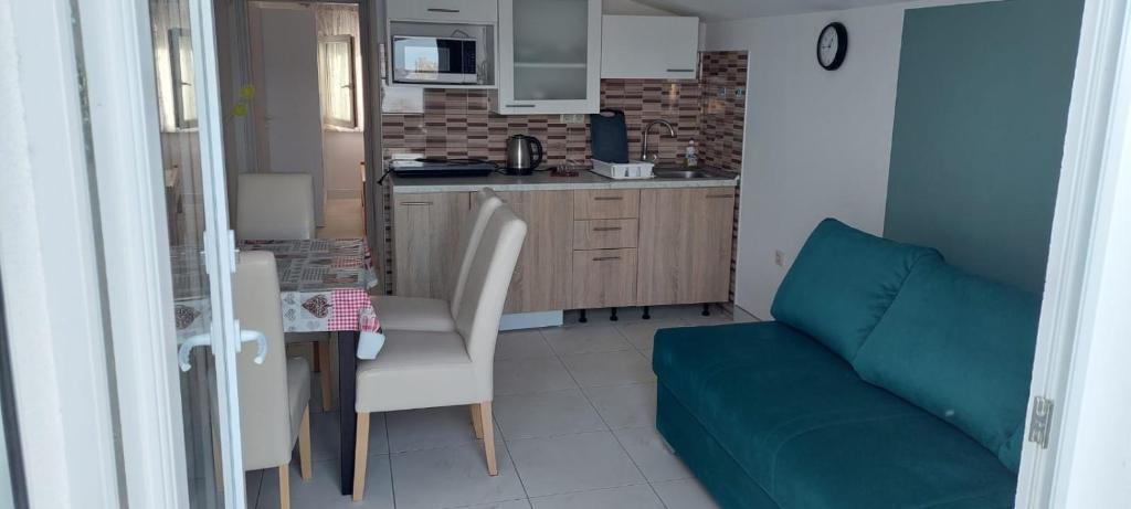 Kuchyňa alebo kuchynka v ubytovaní Apartmani Fran Vir