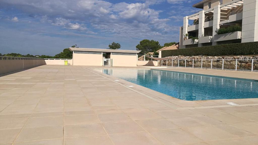 une piscine devant un immeuble dans l'établissement Entre Terre et Mer, à Roquebrune-sur Argens