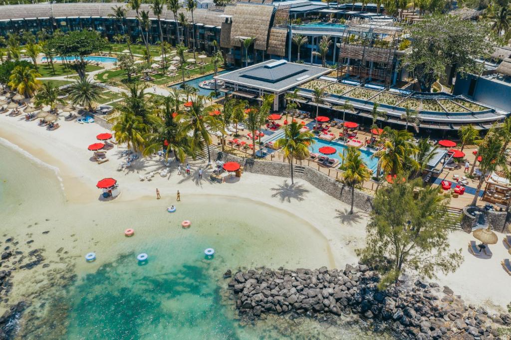 vista aerea sulla piscina di un resort di LUX* Grand Baie Resort & Residences a Grand Baie