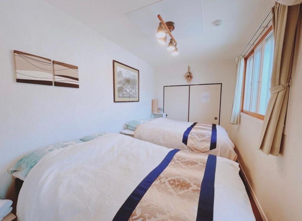 伊勢市にあるMinpaku inn Ise-Shima - Vacation STAY 38638vのベッドルーム1室(ベッド2台、窓付)