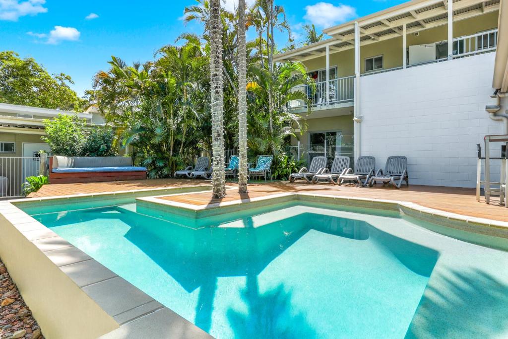 einen Pool im Hinterhof eines Hauses in der Unterkunft Noosa Flashpackers in Sunshine Beach