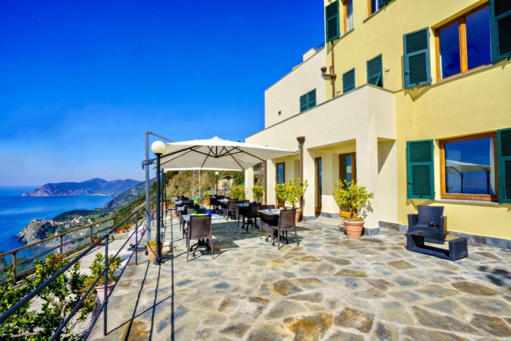 ein Haus mit einer Terrasse mit Meerblick in der Unterkunft Albergo Luna di Marzo in Volastra