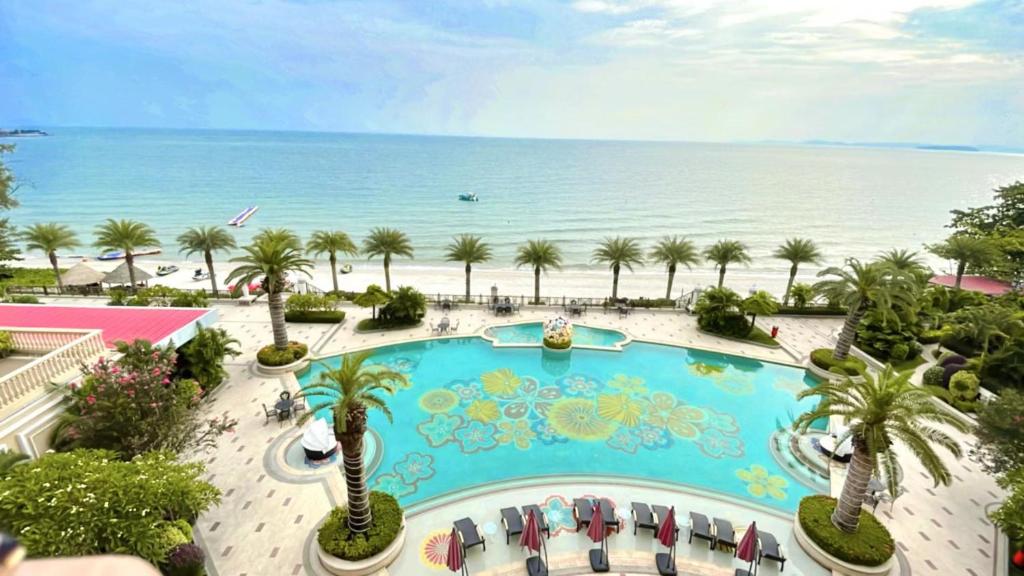 an aerial view of a resort with a swimming pool and the beach at Continental Xin Hao Hotel and Resort 洲际新濠酒店 in Sihanoukville