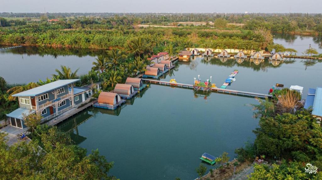 una vista aerea di una casa sull'acqua di Feel like home แบบบ้านบ้าน a Talat Amphoe Nakhon Chai Si
