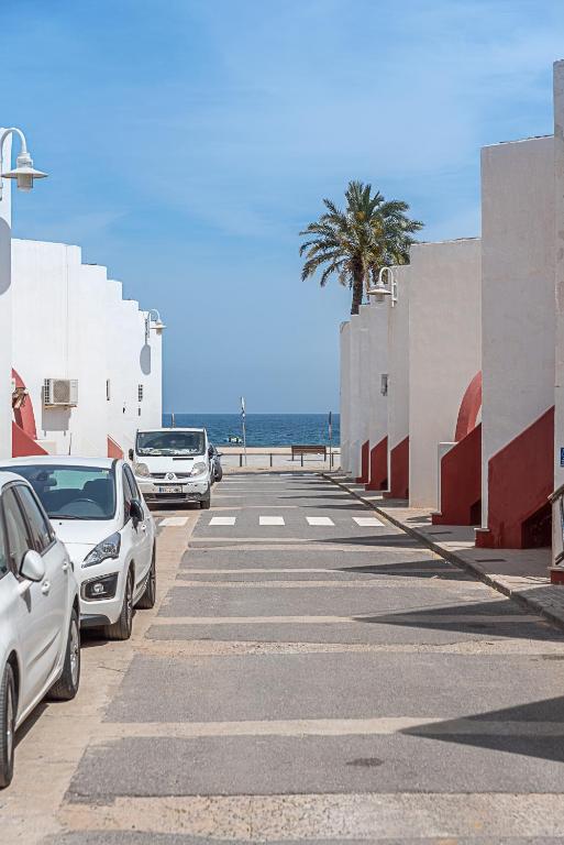 rząd samochodów zaparkowanych na parkingu obok oceanu w obiekcie Coral del Cabo w mieście Las Negras