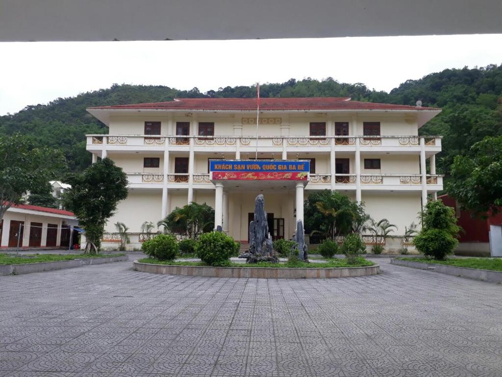 a large building with a fountain in front of it at Khách sạn Vườn Quốc gia Ba Bể in Bak Kan