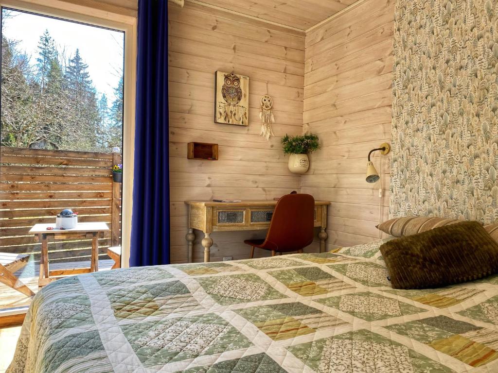 a bedroom with a bed and a desk and a window at Kakupesa Puhkemaja in Hara