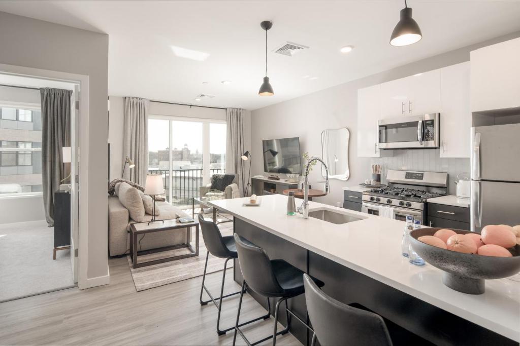 een keuken met een wastafel en een aanrecht bij Luxury Apartments by Hyatus at Pierpont in New Haven