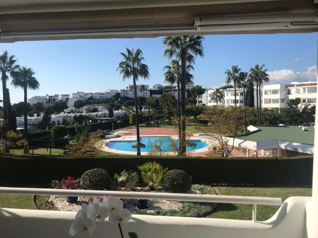 uma vista para a piscina a partir da varanda de um resort em Apartment with amazing seeview in Miraflores Monte B em La Cala de Mijas