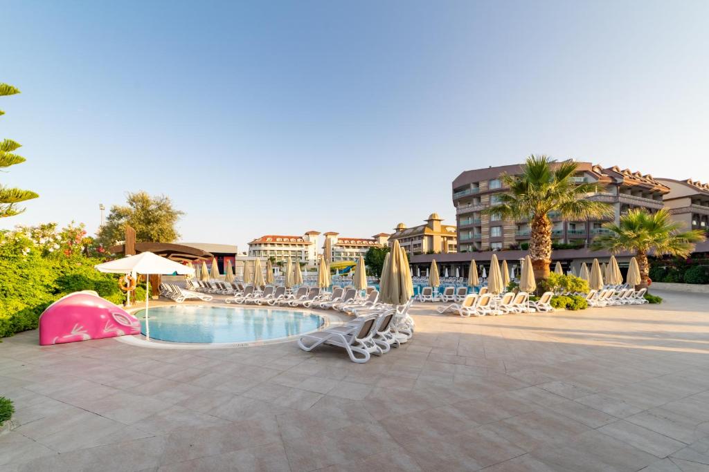 Bazén v ubytování Seamelia Beach Resort Hotel & SPA nebo v jeho okolí