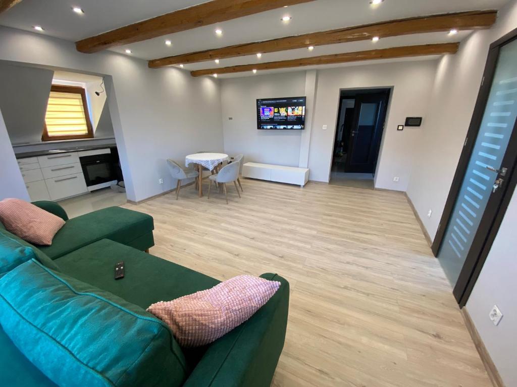 Televízia a/alebo spoločenská miestnosť v ubytovaní Apartament W46B Deluxe w Bielawie Góry Sowie