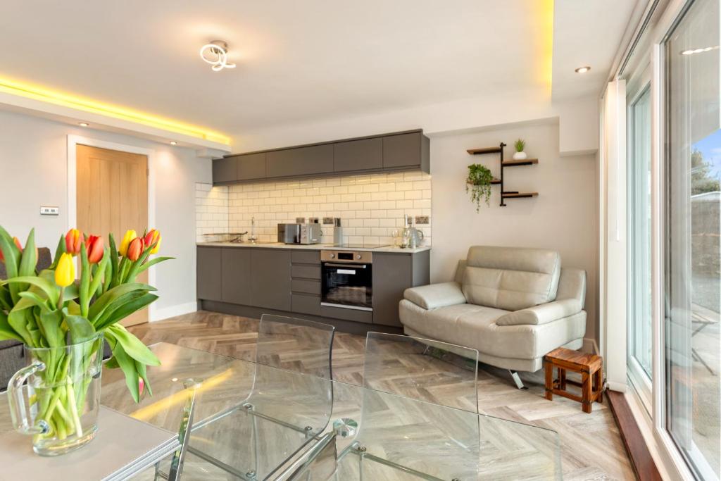 Una cocina y sala de estar con piso de vidrio. en Pleasant View - Direct Beach Access, Sea Views and Parking, en Saundersfoot