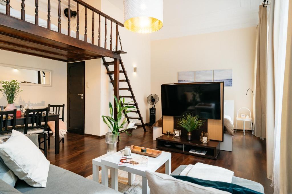 salon z kanapą i telewizorem w obiekcie Honey Apartment - LoftAffair w Krakowie