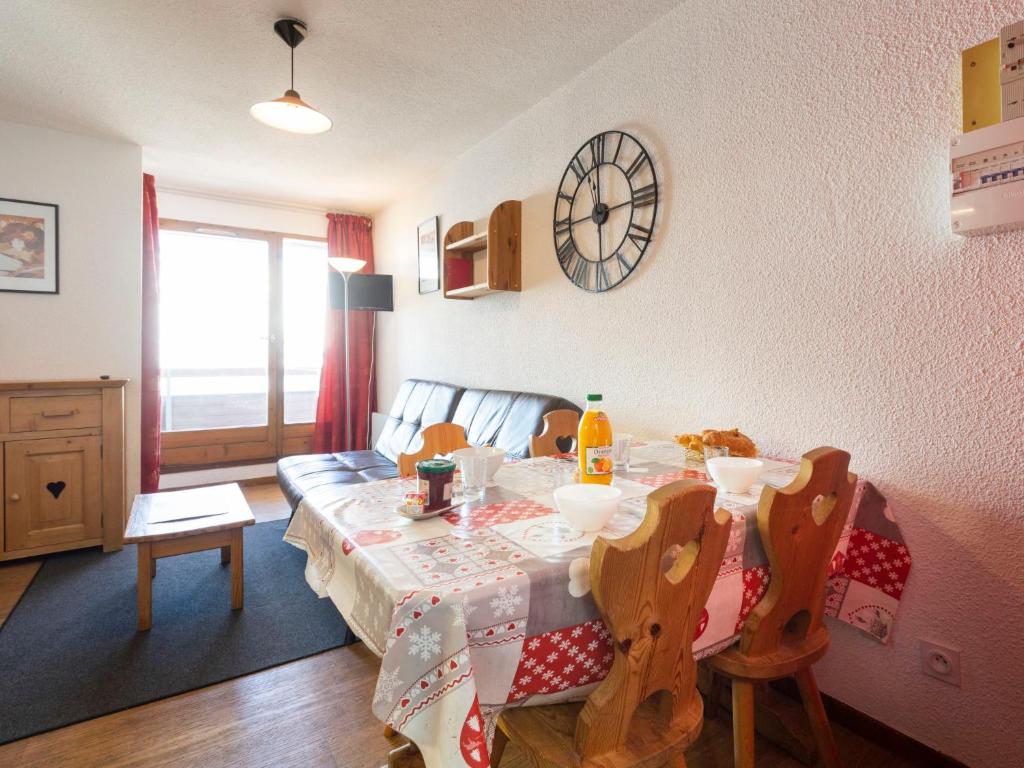 Posezení v ubytování Apartment Cimes de Caron 1603 by Interhome