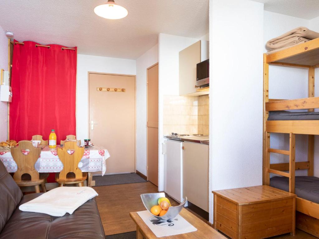 Postel nebo postele na pokoji v ubytování Apartment Cimes de Caron 1603 by Interhome