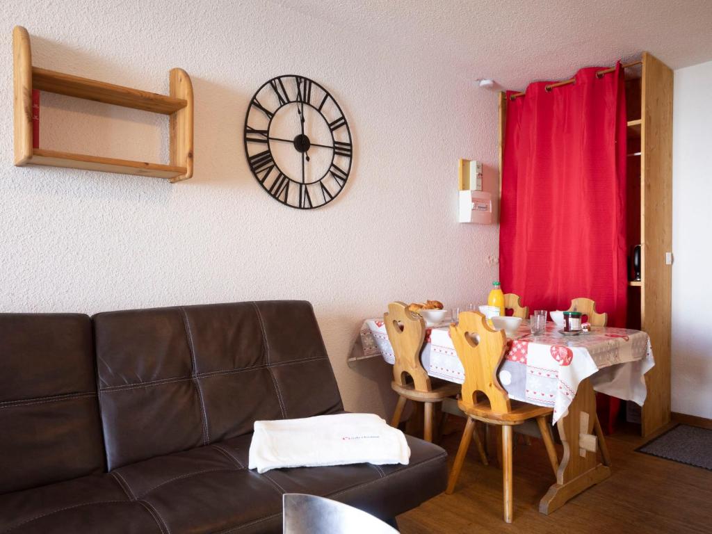 Posezení v ubytování Apartment Cimes de Caron 1603 by Interhome