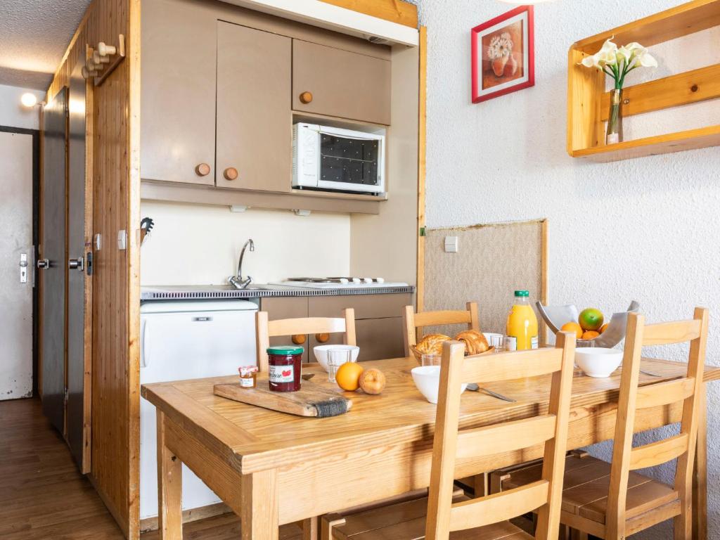 - une cuisine avec une table en bois et des fruits dans l'établissement Apartment Lauzières 616 by Interhome, à Val Thorens