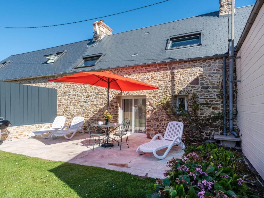 une terrasse avec une table, des chaises et un parasol dans l'établissement Holiday Home La Salicorne - CEZ401 by Interhome, à Créances