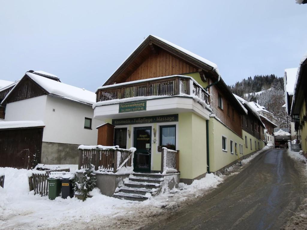 ein Gebäude auf einer Straße mit Schnee auf dem Boden in der Unterkunft Apartment Margit - HAE170 by Interhome in Haus im Ennstal