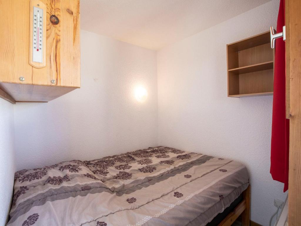 Postel nebo postele na pokoji v ubytování Apartment Cime de Caron 2207 by Interhome