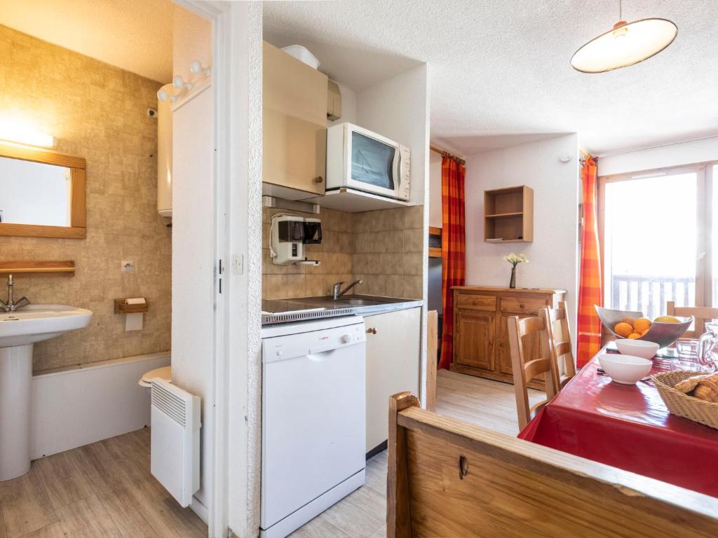 Kuchyň nebo kuchyňský kout v ubytování Apartment Cime de Caron 2207 by Interhome