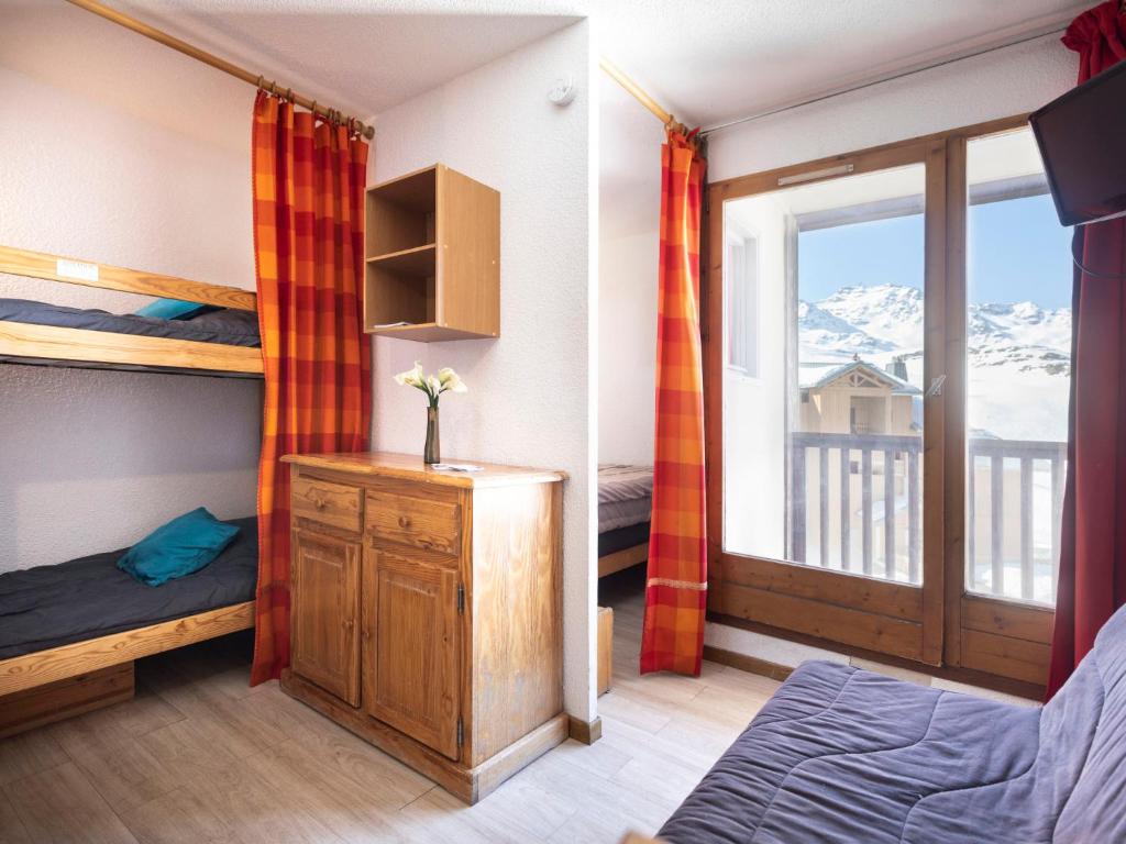 Postel nebo postele na pokoji v ubytování Apartment Cime de Caron 2207 by Interhome
