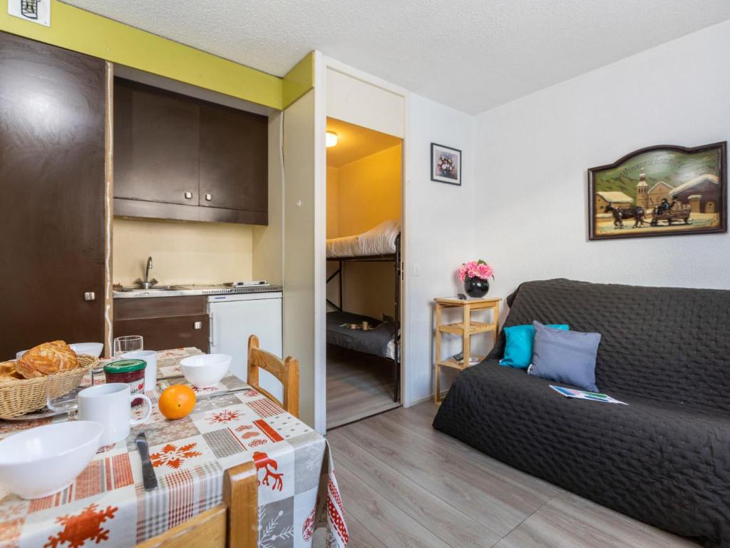 un salon et une cuisine avec un canapé et une table dans l'établissement Apartment Roche Blanche 97 by Interhome, à Val Thorens
