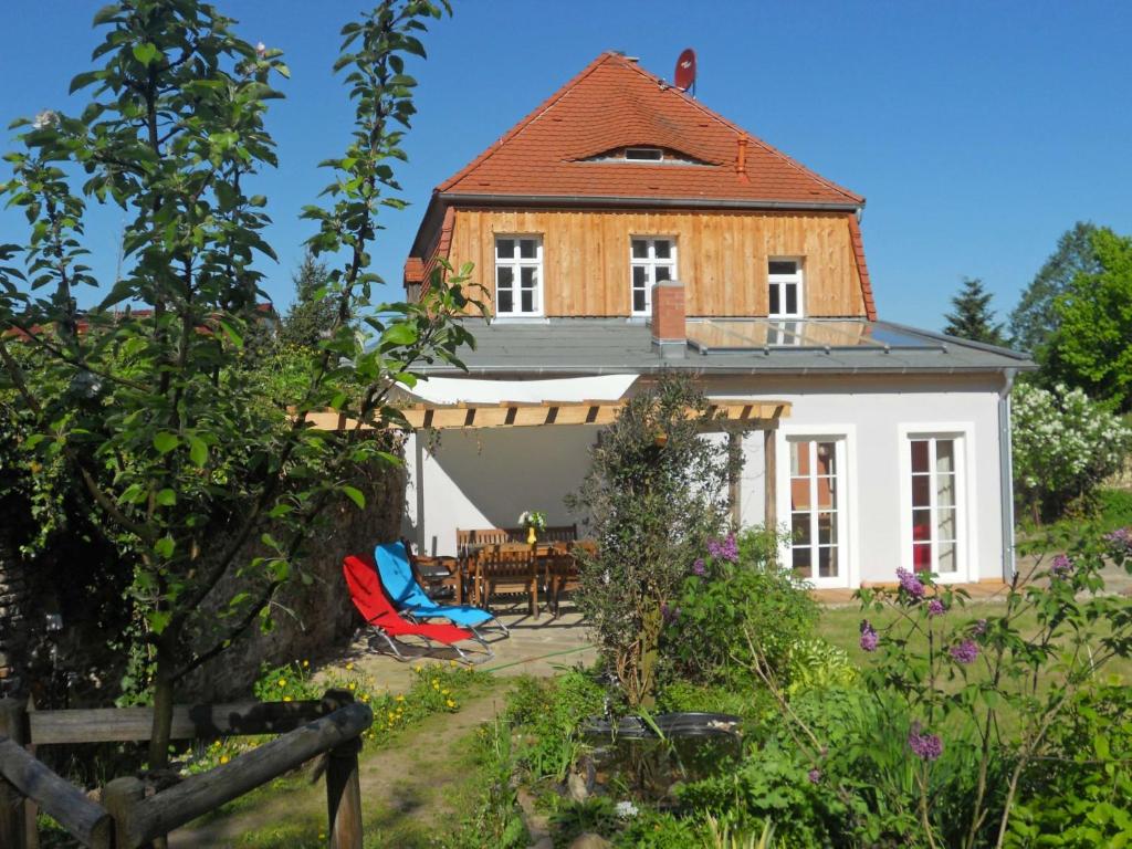 une petite maison blanche avec un toit rouge dans l'établissement Villa Gärtnerhaus by Interhome, à Heyda