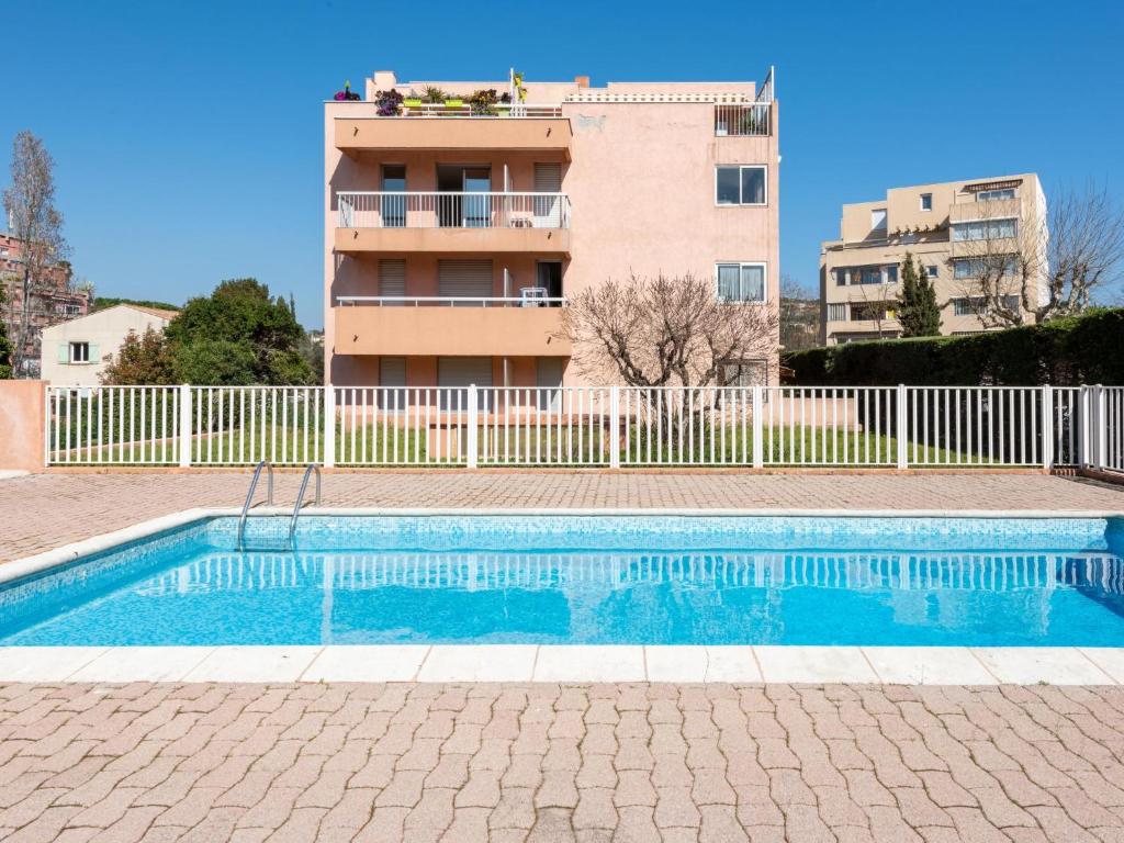 une piscine devant un immeuble dans l'établissement Apartment Sainte Maxime les Plages by Interhome, à Sainte-Maxime