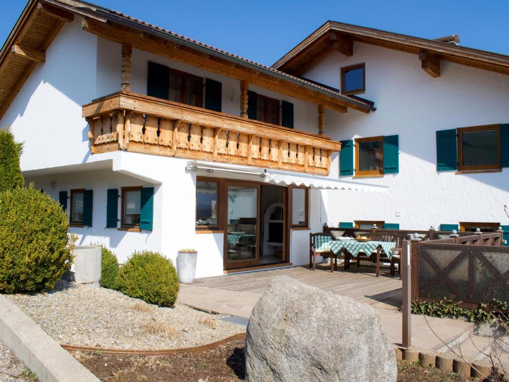 ein Haus mit einem Balkon und einer Terrasse in der Unterkunft Holiday Home Fischer by Interhome in Lechbruck