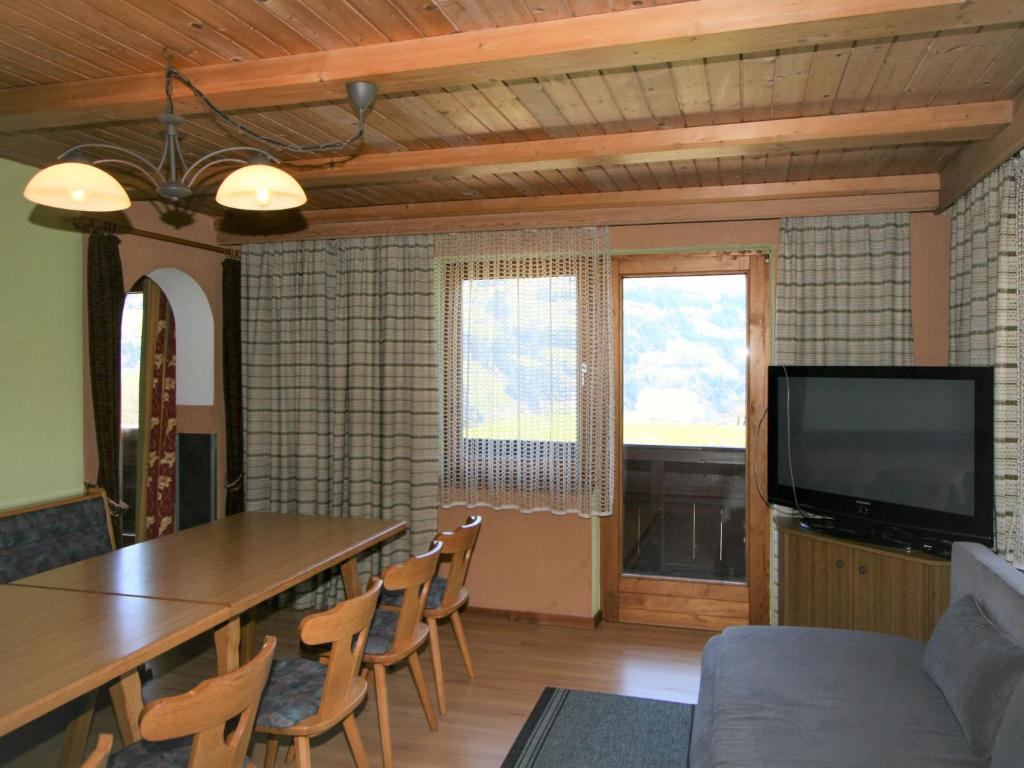 TV a/nebo společenská místnost v ubytování Holiday Home Hussl by Interhome
