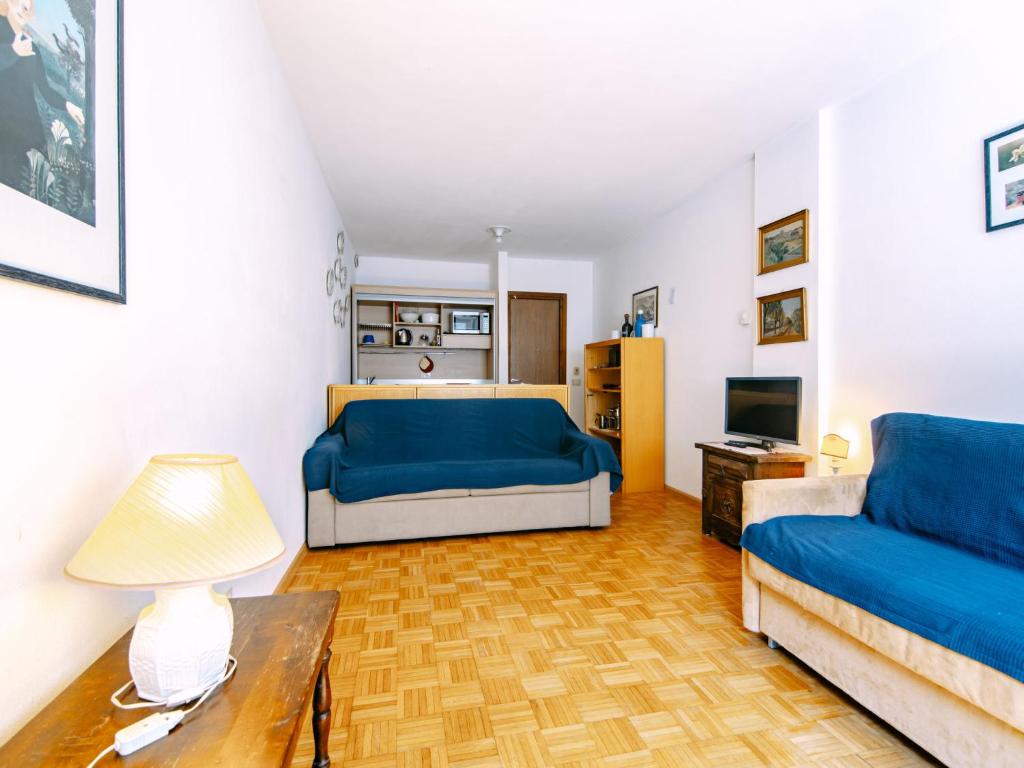 CampestrinにあるApartment Solaria by Interhomeのベッドルーム1室(ベッド2台、ソファ付)